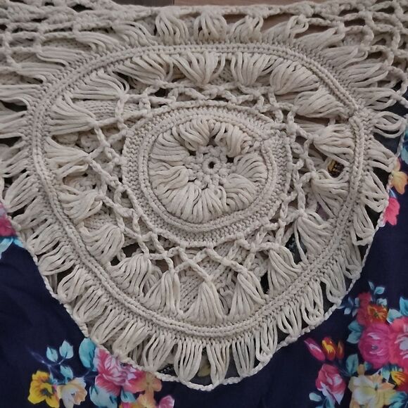 Love J Cream Floral Hippie Flowy Crochet Cover-Up Medium Preowned Good Condition - Picture 8 of 9